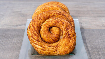 Meerdere bolussen op een rij op een glazen schaal.