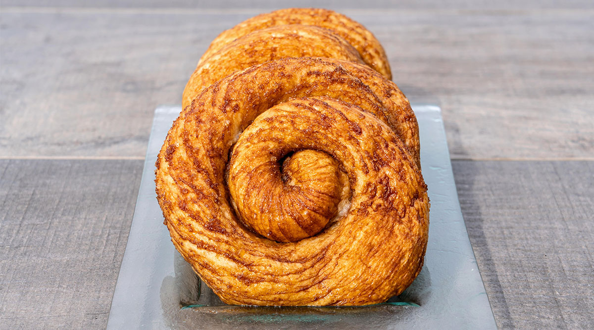 Meerdere bolussen op een rij op een glazen schaal.