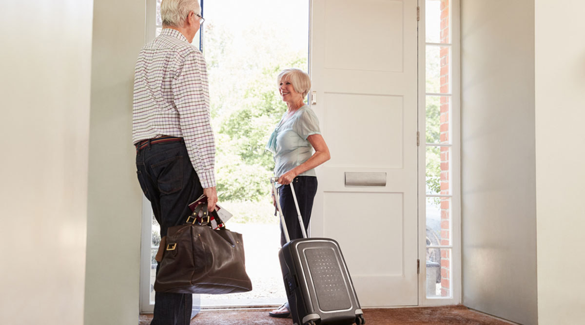 Stel verlaat huis met koffers en hoopt inbrekers te slim af te zijn
