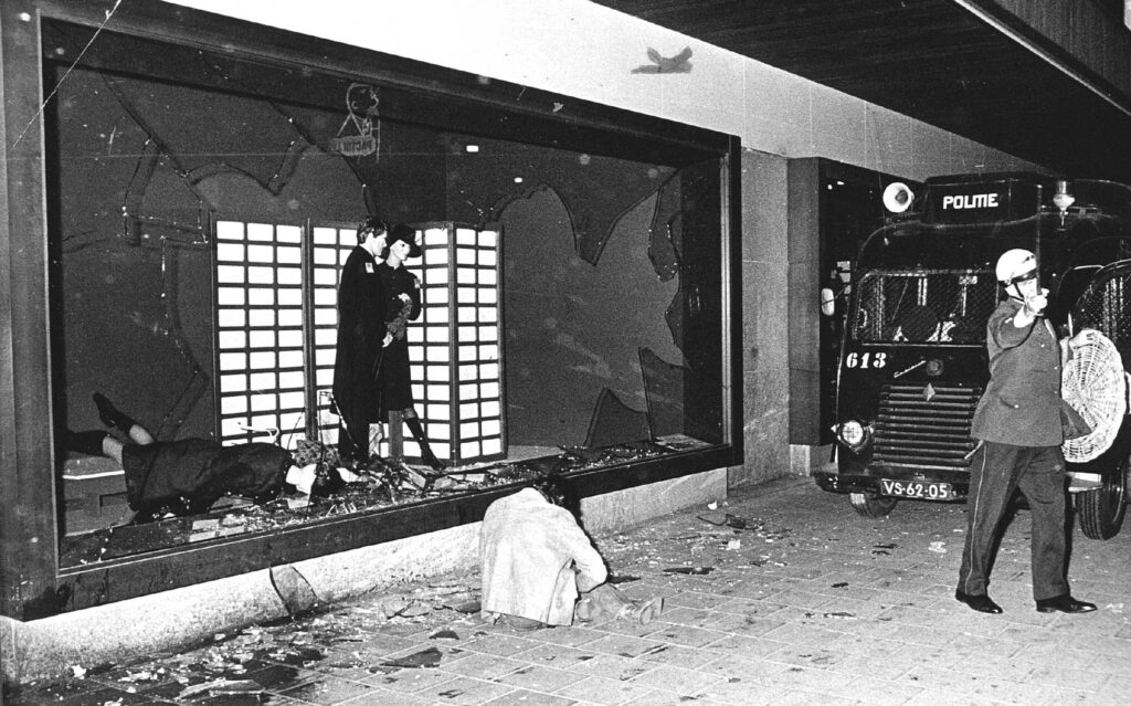 25 augustus 1970 matrozen en mariniers vegen de Dam schoon MAX Vandaag 25 augustus 1970 matrozen en mariniers vegen de Dam schoon MAX Vandaag