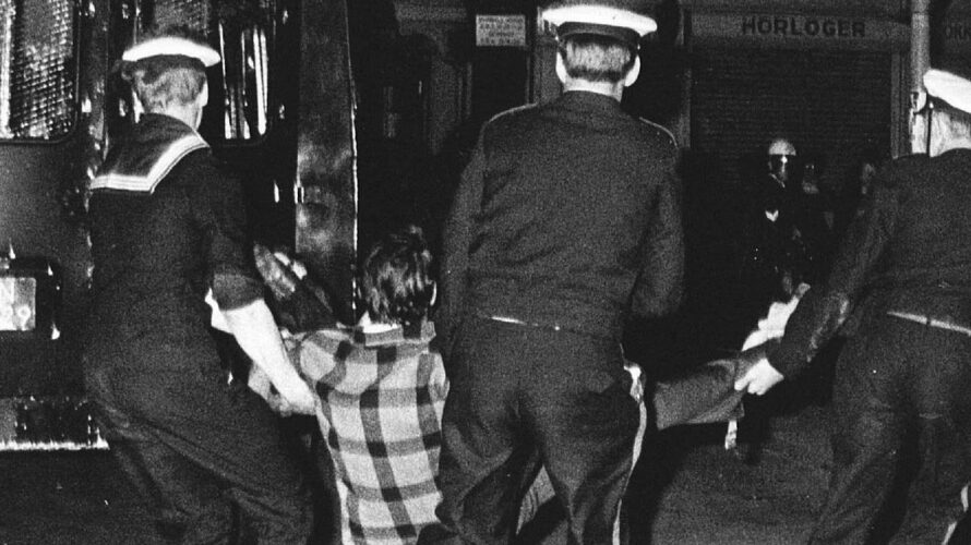 25 augustus 1970 matrozen en mariniers vegen de Dam schoon MAX Vandaag