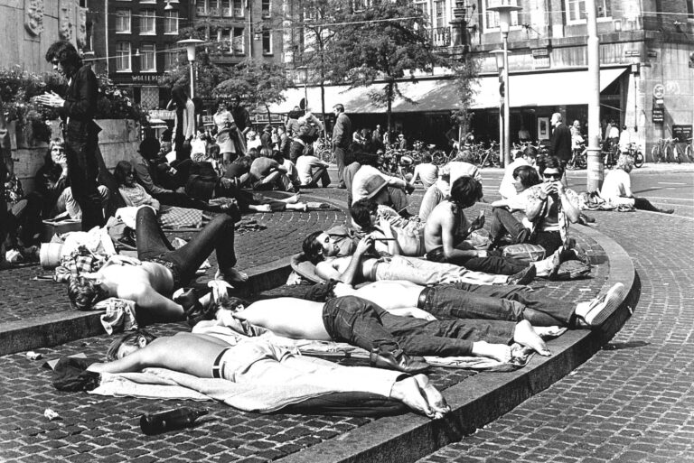 25 augustus 1970: matrozen en mariniers vegen de Dam schoon - MAX Vandaag