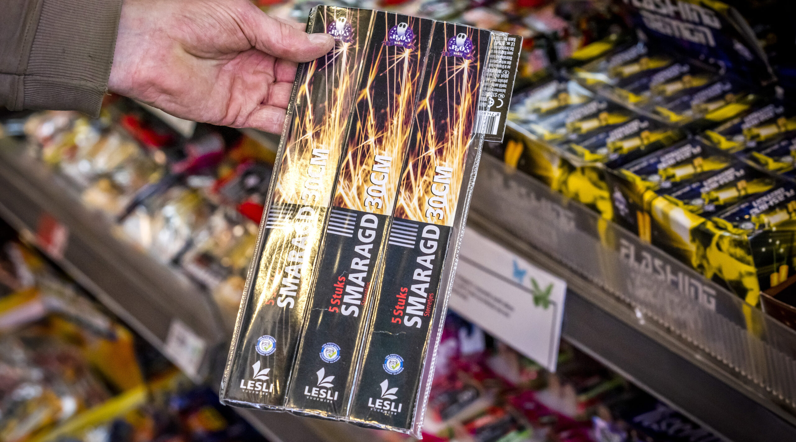 Hoe zit het? Waarom verkopen supermarkten vuurwerk? - MAX Vandaag