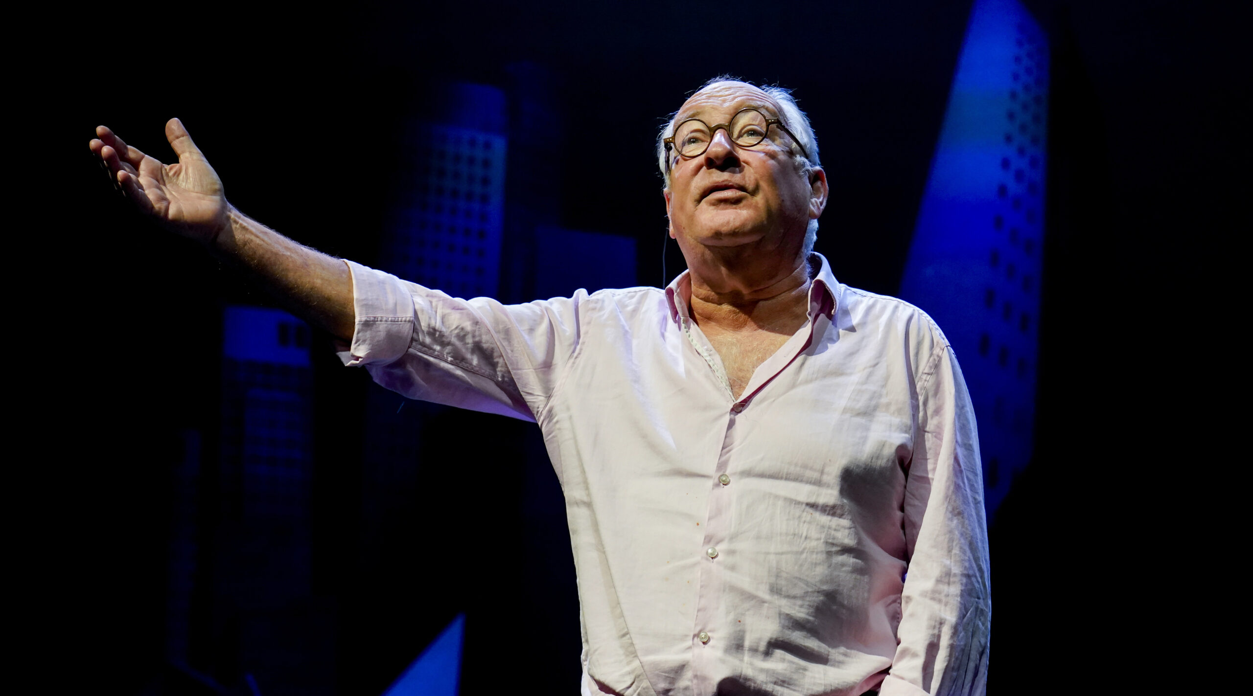 Flappie van Youp van 't Hek nu ook Engelstalige kersthit - MAX Vandaag