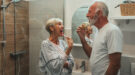 Cropped,Shot,Of,A,Senior,Couple,Brushing,Their,Teeth,Together tanden poetsen