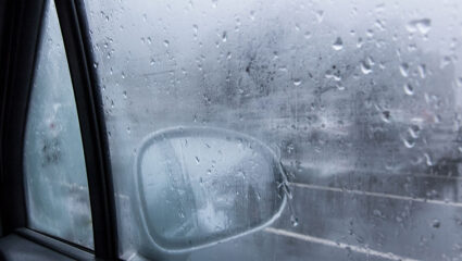 Beslagen autoruiten en spiegel.