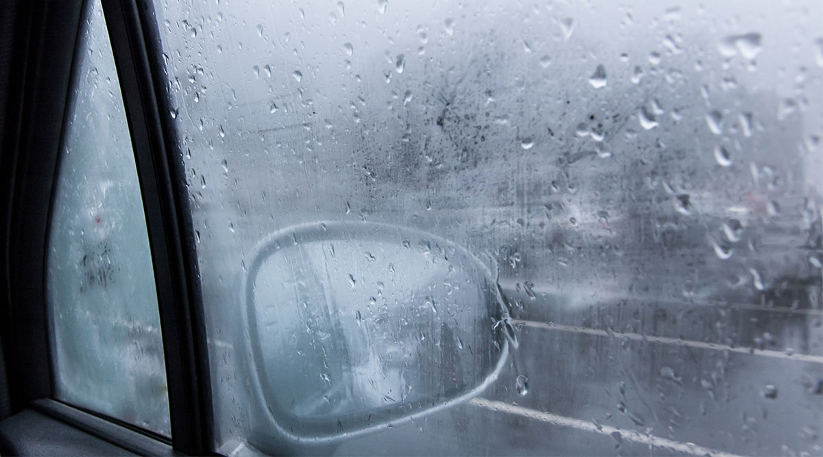 Beslagen autoruiten en spiegel.