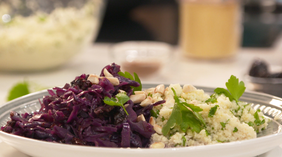 Marokkaanse rodekool met gedroogde pruimen en couscous - MAX Vandaag