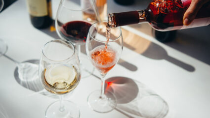 Wijn schenken in een wijnglas