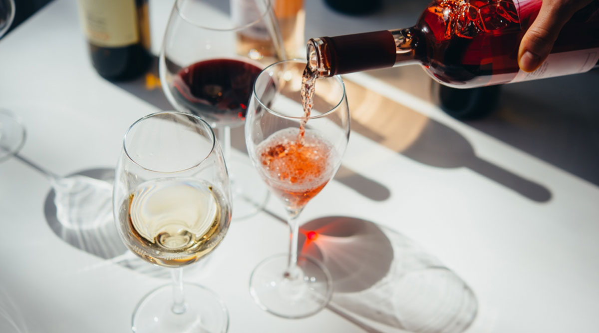 Wijn schenken in een wijnglas