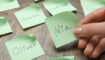 Namen op memo's, die kunnen zorgen voor het naamlettereffect