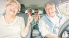 Group of seniors making party in the car while driving Wat is de veiligste zitplaats in de auto?