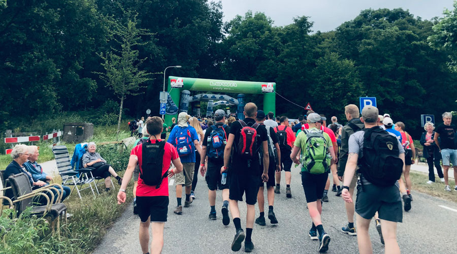 Nijmeegse 4Daagse dag 2 "Gisteren waren we nat van het zweet, vandaag