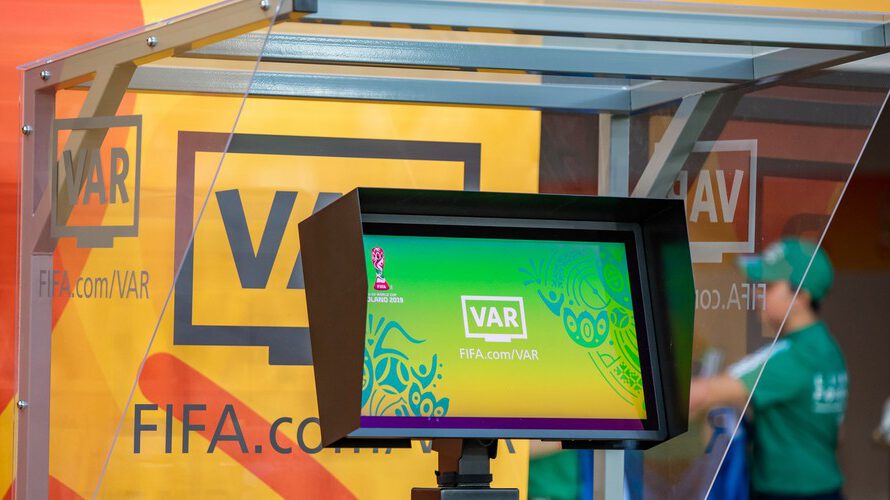 Alles over de VAR in het voetbal: wat, hoe en waar? - MAX Vandaag