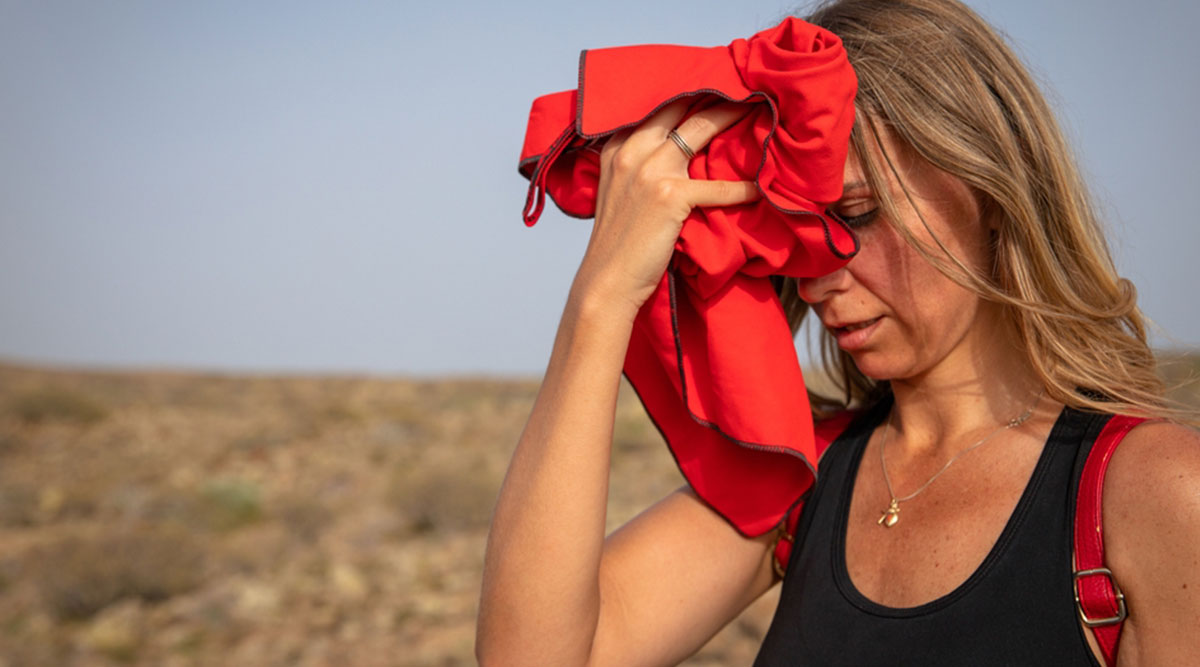 Een vrouw heeft last van de hitte