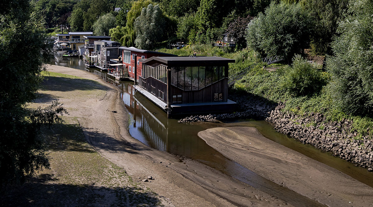 Door een watertekort liggen woonboten droog