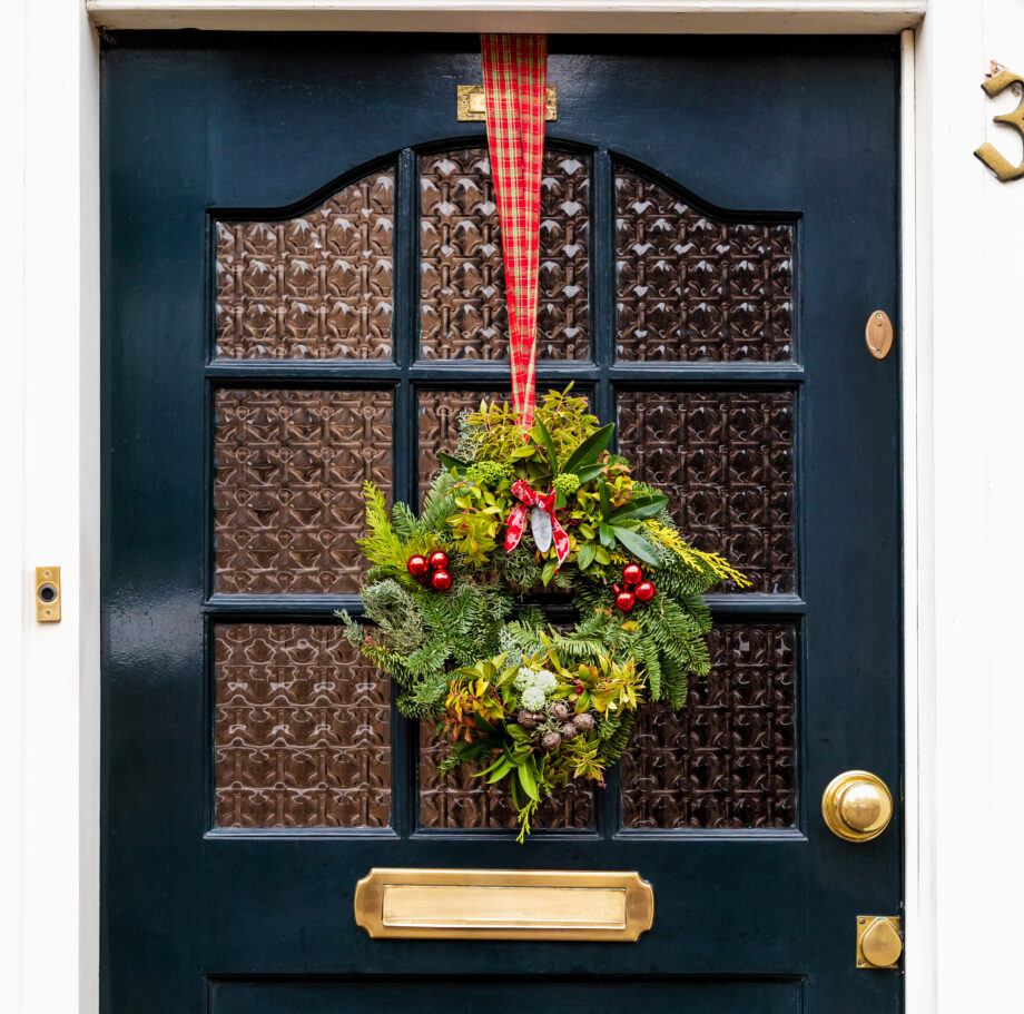 Tips voor het ophangen van een kerstkrans aan een deur MAX Vandaag