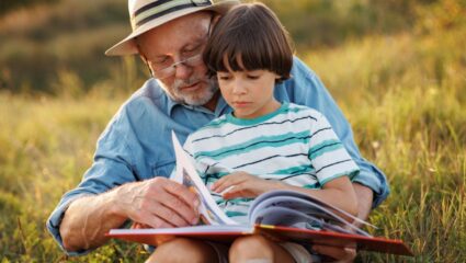 Voorlezen: zowel kinderen als dementerenden hebben er baat bij