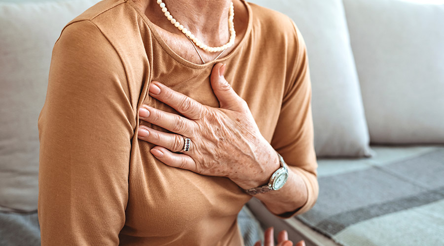 Pijn op de borst? Dit zijn mogelijke oorzaken (en dat is niet altijd