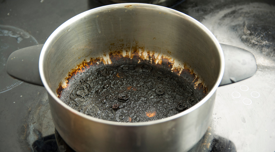 hoe aangebrande kookpot reinigen