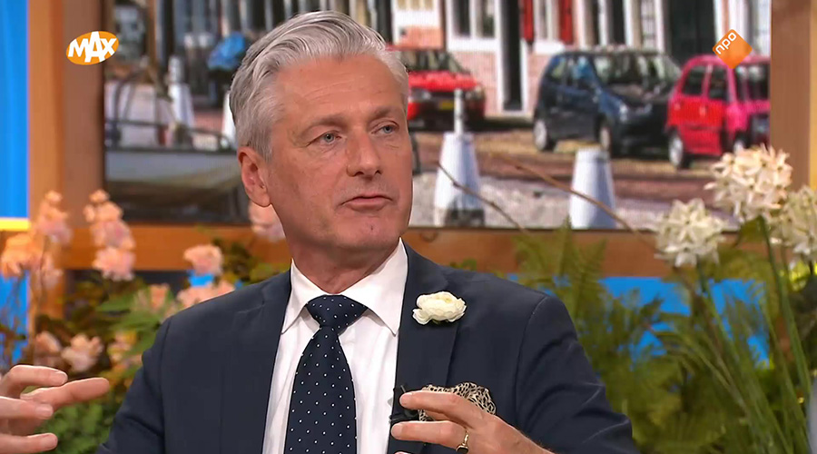 Paul Rem vertelt over serie ‘Nederlandse bouwkunst door de ogen van Paul Rem’ en krijgt verrassing voor geboorte kleindochter