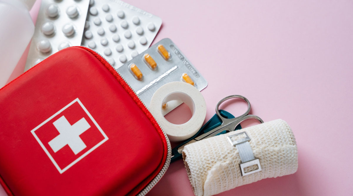 Een reisapotheek met verschillende medische producten