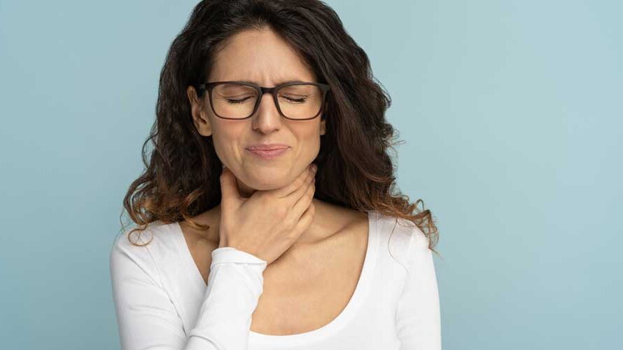 Een schorre stem? Dit kunnen de oorzaken zijn en dit is er aan heesheid