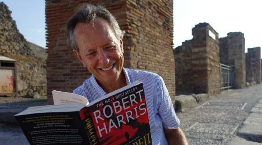 De wereld rond met boeken bij MAX - MAX Vandaag