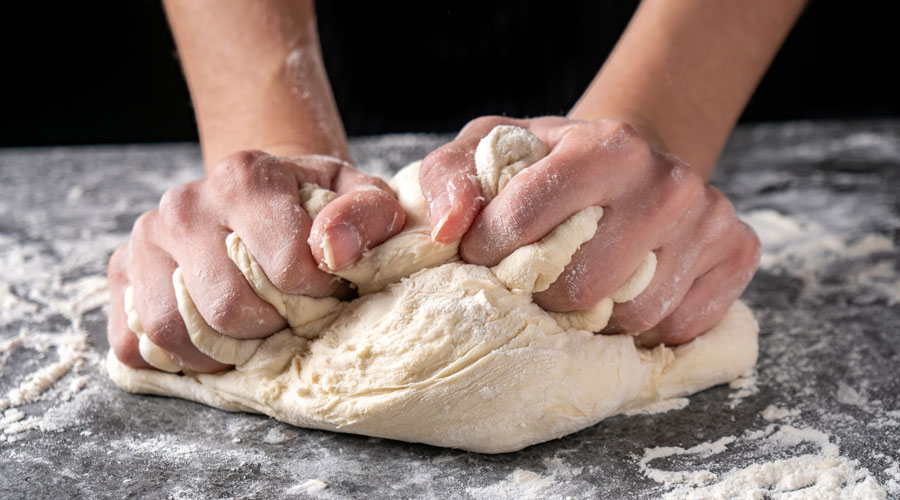 Zo blijft deeg niet plakken aan de deegroller, werkblad en handen MAX Vandaag