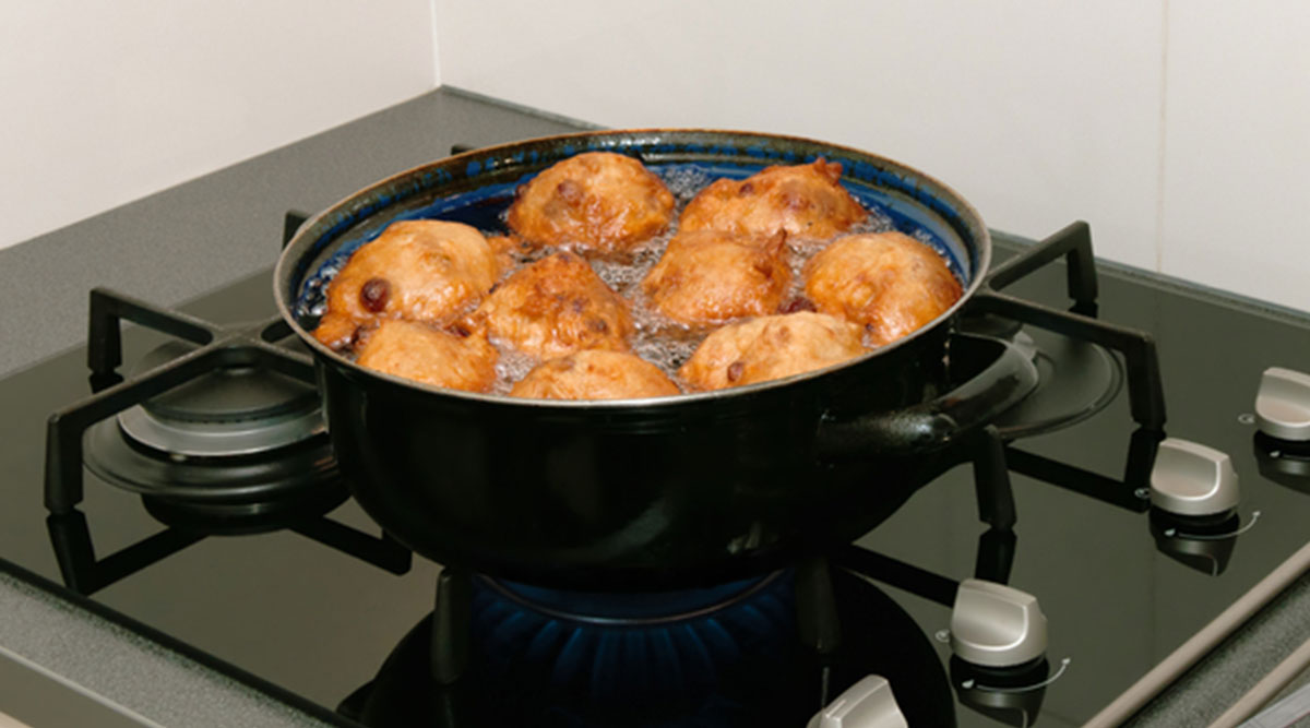 Oliebollen bakken in frituurvet