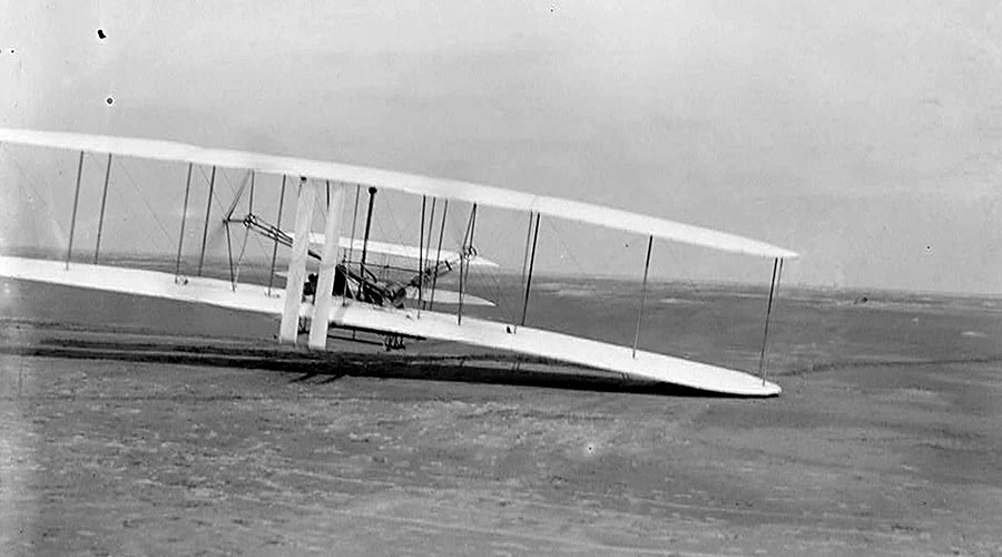 De 1e gemotoriseerde vlucht, van de gebroeders Wright in 1903: een