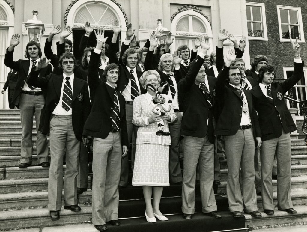 Het Nederlands Elftal op het bordes na de WK van 1974