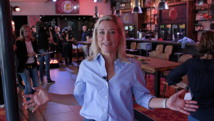 Carrie geeft een rondleiding in haar clubhuis