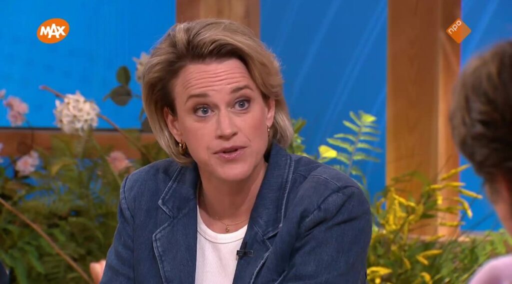 Afke Boven presenteert NOS Journaal in Makkelijke Taal: “Ik weet tegen wie ik het heb, zeker geen kinderen of domme mensen”