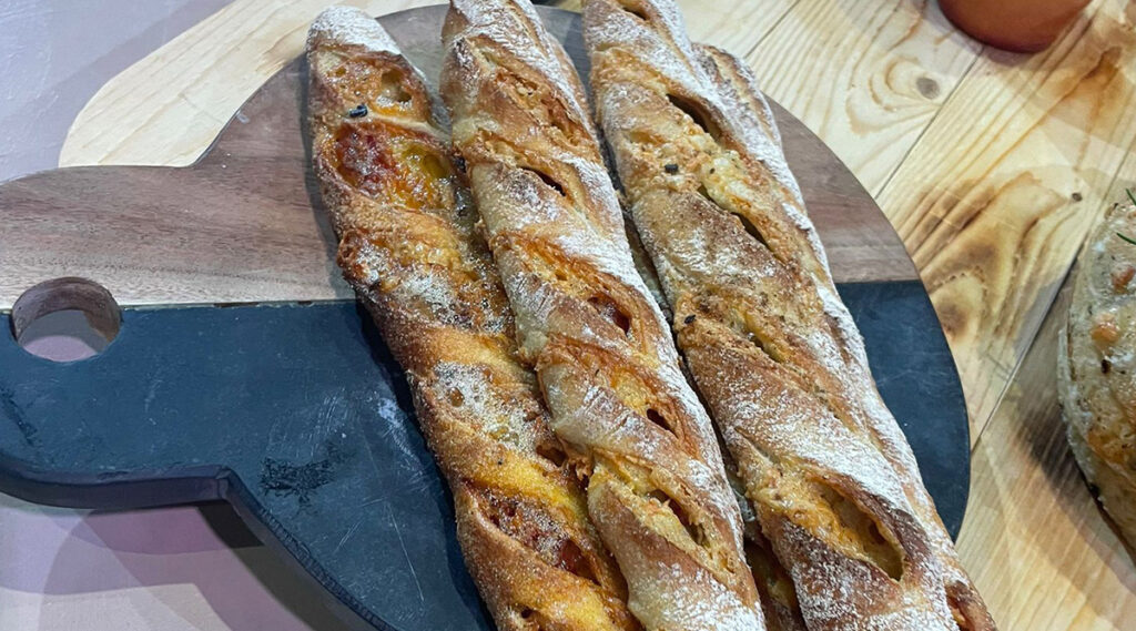 Gevuld Frans stokbrood met brie en spekjes van Robèrt van Beckhoven