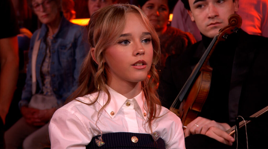 Zangeres Emma Kok (16) laat zich niet uit het veld slaan door haar zeldzame ziekte: ‘Zingen is mijn medicijn’