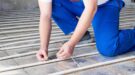 Monteur legt vloerverwarming aan.
