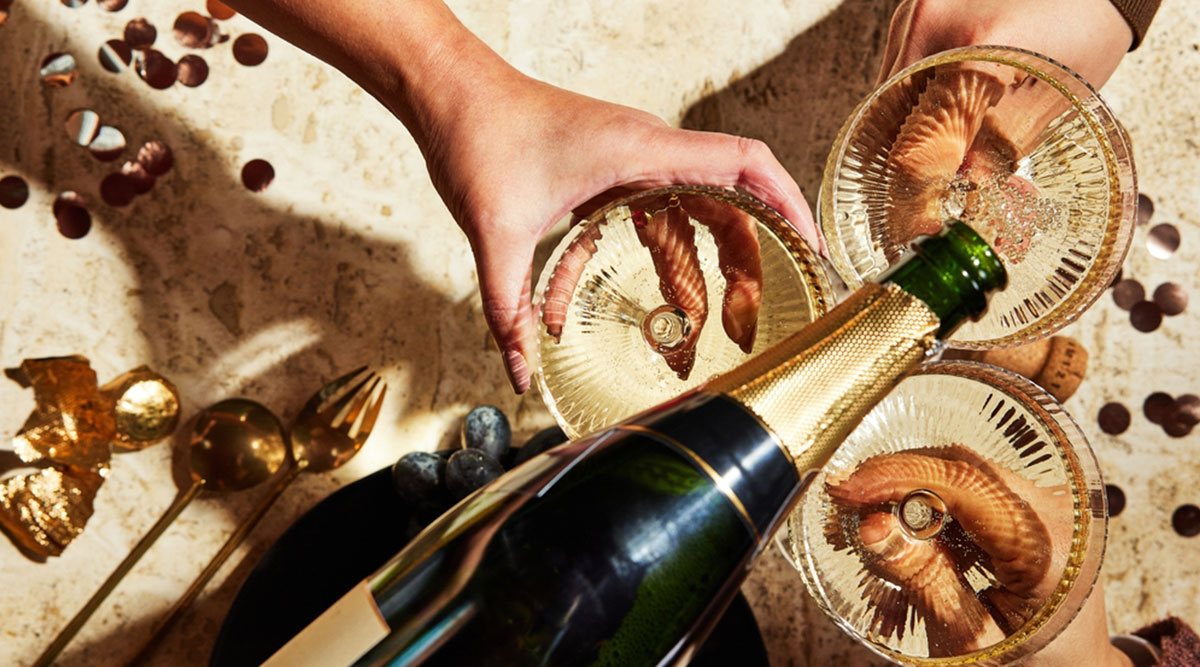 Champagne inschenken in champagneglazen