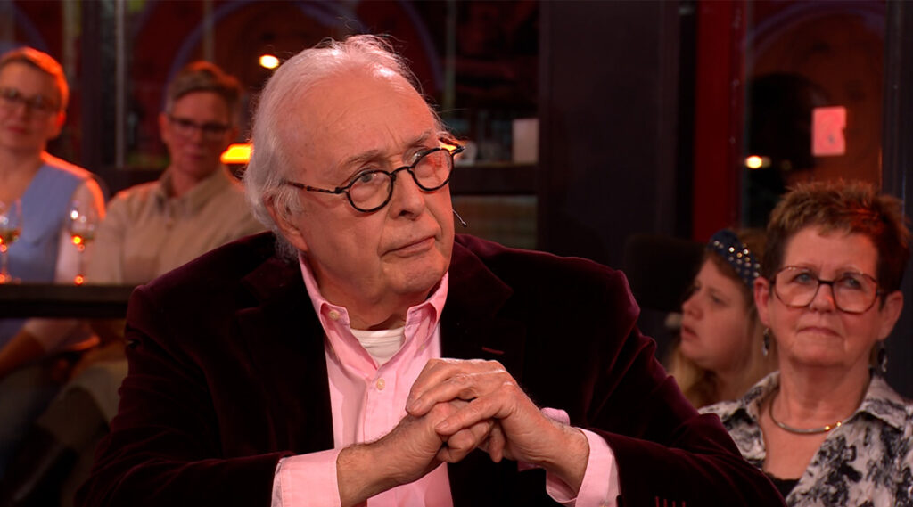 Mart Smeets met de billen bloot: ‘Ik heb een faux pas gemaakt’