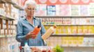houdbaarheidsdatum-shutterstock_2436258093 Vrouw bekijkt de houdbaarheidsdatum. Wat kunt u beter weggooien als het over de datum is?
