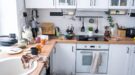 keuken-shutterstock_2281436749 Rommelige keuken. Hoe voorkomt u dat uw keuken de waarde van het huis omlaag haalt?