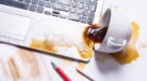 koffie-laptop-shutterstock_1252729444 Koffie valt over laptop. Wat te doen als u drinken morst over een elektrisch apparaat?