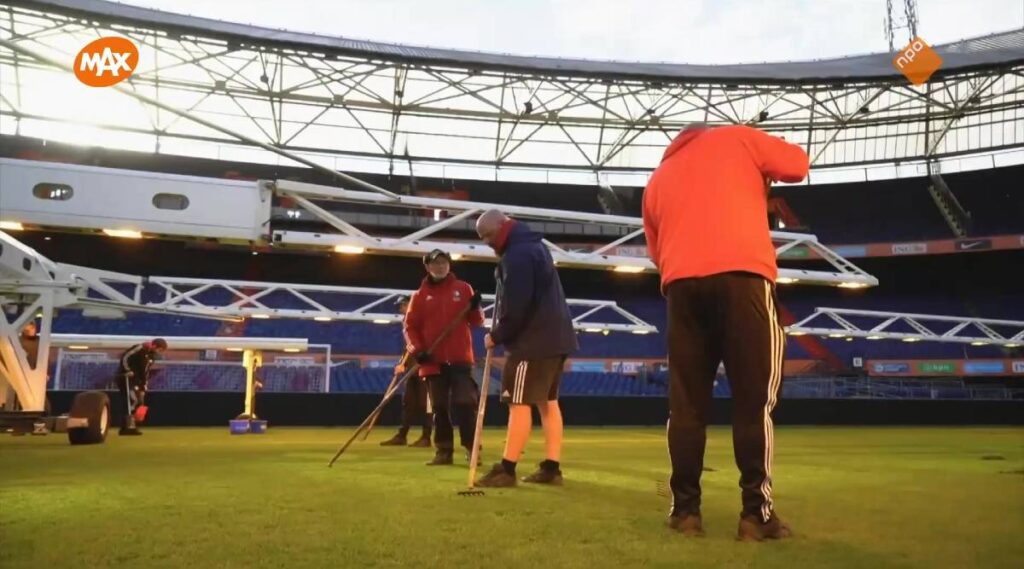 Hoe knap je een slecht voetbalveld weer op? Grasmeester Erwin Beltman gaat Fortuna Sittard helpen en legt het uit