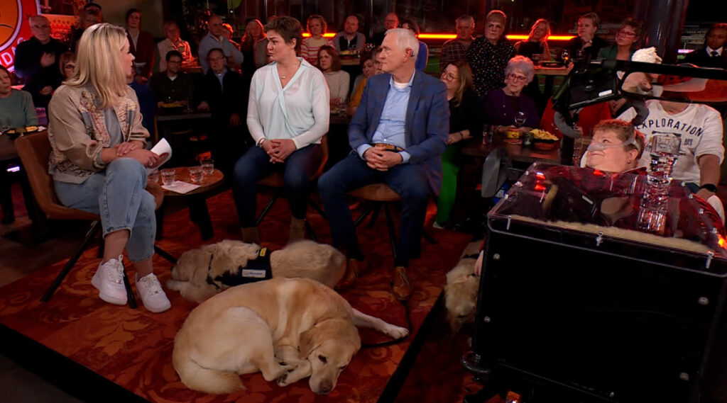 Dankzij hulphonden, hebben Marlies en Corina hun leven weer terug: ‘Wens van moeder worden kwam in vervulling’