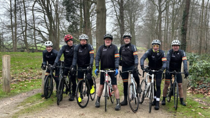 7 mannen in wielertenue en met fietsen in het bos gaan wielrennen, Koes van de Kameraden