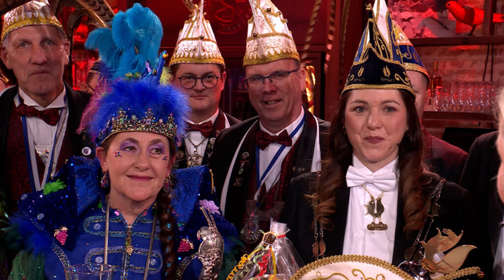 Femke en Monique doorbreken traditie van carnaval en staan als eerste vrouwelijke prins op de wagen: ’15 jaar voor gelobbyd’