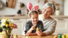 pasenhoofdfoto_shutterstock_1670558566_1200x667 Oma en kleindochter bereiden zich voor op Pasen.