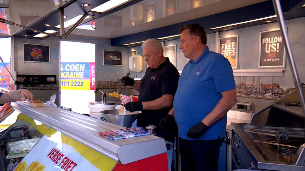 Franky en Coen bakken gratis friet in Oekraïne met gevaar voor eigen leven