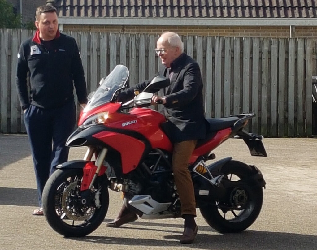 Egbert Braakman probeert de Ducati van zijn zoon uit.