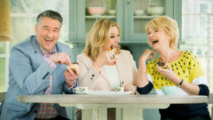 Heel Holland bakt, met Robèrt van Beckhoven, Janny van der Heijden en Martine Bijl